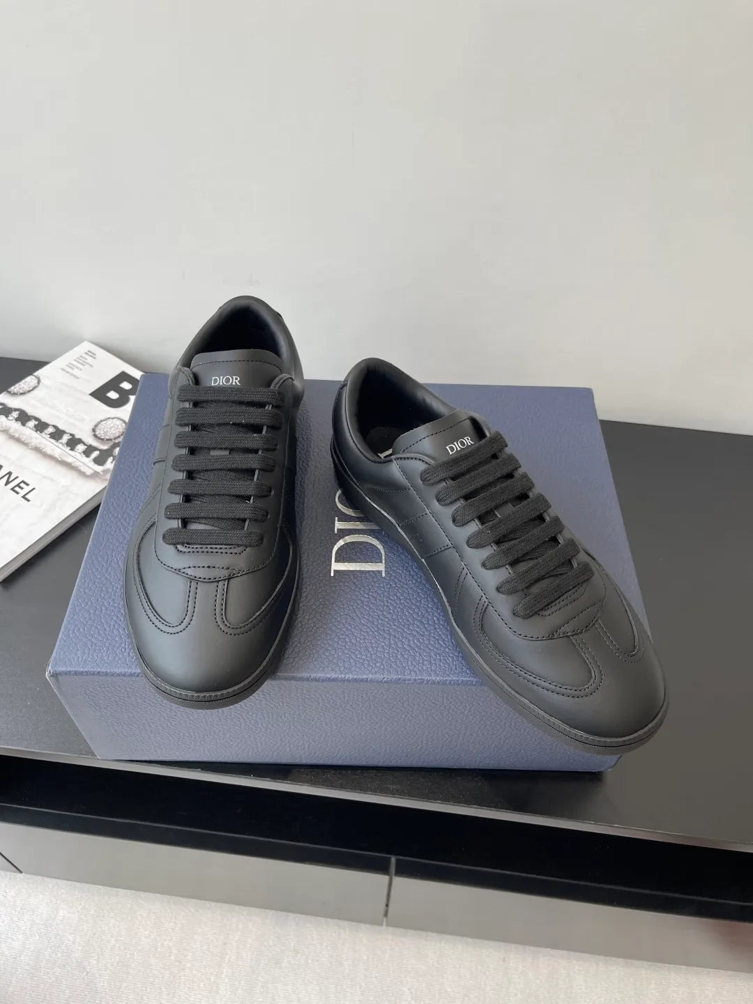 Factory price: 420💰The top version of Dior 25ss new product B01 moral training shoes. The toe size design of the couple's style is a bit wider. The upper foot comfort is perfect. The thread is beautiful. Perfectly suitable for trousers. Decorated with various classic details. It is the ideal choice for daily styling. It can be matched with various casual items to create exquisite shapes. Fabric first layer cowhide/lining sheepskin T men's shoes💰U original outsole Code number: 38-44, customized 45